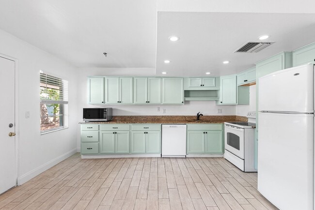 Building Photo - ST PETE APARTMENT FOR RENT!!