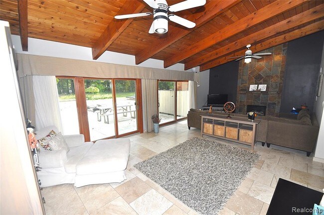 Foto del edificio - 5721 Kenmoor Rd