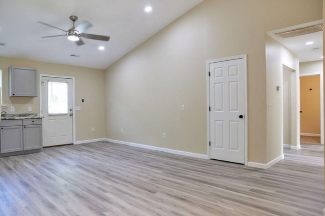 Foto del edificio - 111 Lora Ln