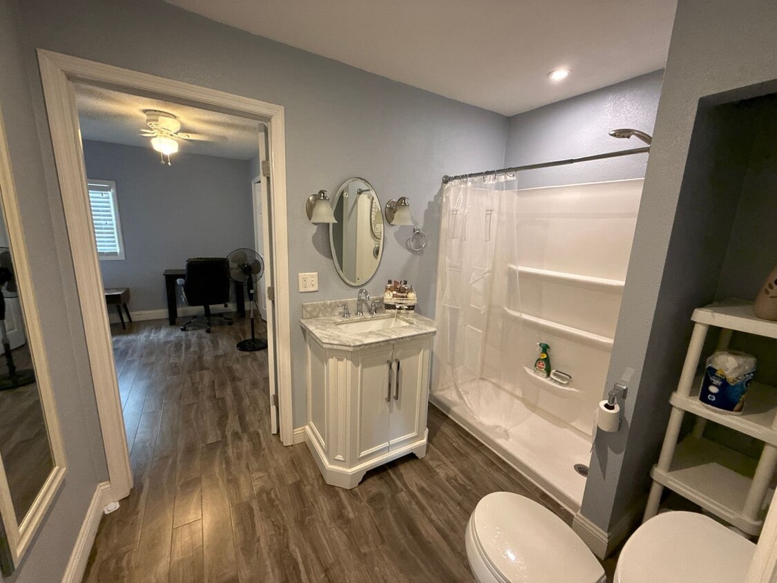 Building Photo - Newly renovated and fully furnished 1 bedroom 1 bath mother-in-law suite