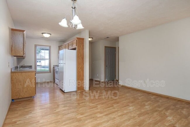 Building Photo - 1128 N Westwood Ave