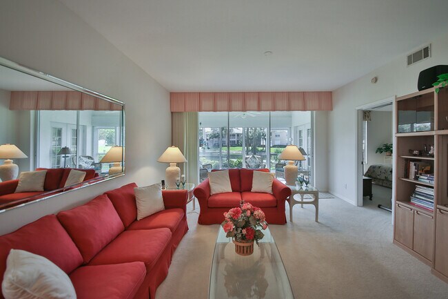 Foto del edificio - 654 Wiggins Lake Dr