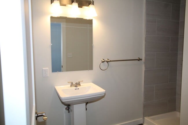 Building Photo - FREE 1 MONTH RENT!! Beautifully remodeled and completed 1 bedroom apartment