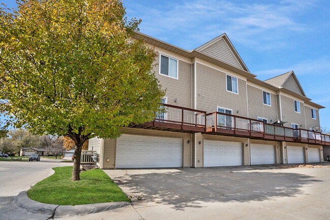 Building Photo - Luxury Iowa City townhouse close to UIHC a...