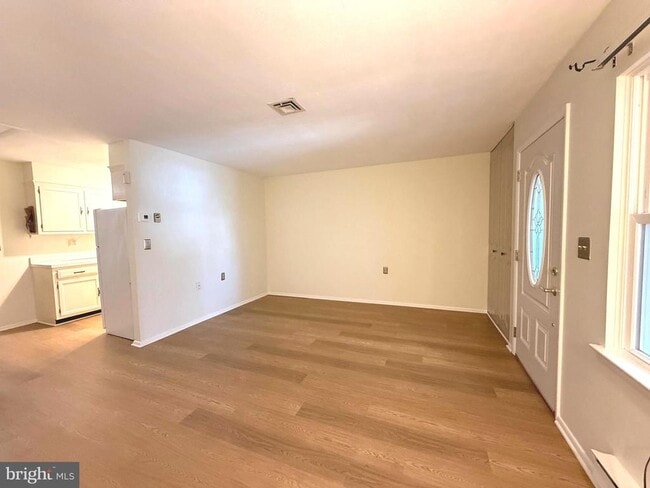 Building Photo - 62 Kingston Way