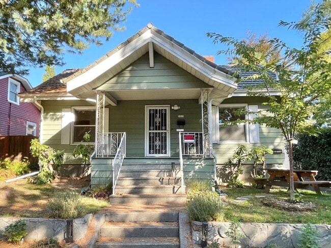 2+ Bed / 1 Bath Charming House (with basement) in Sellwood - 2+ Bed / 1 Bath Charming House (with basement) in Sellwood