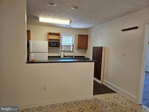 Building Photo - 1202 N Royal Ave