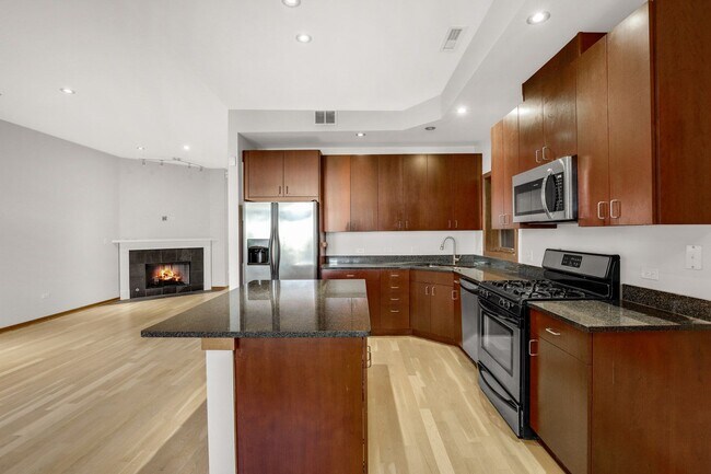 Building Photo - Awesome Bucktown Condo | Perfect Location