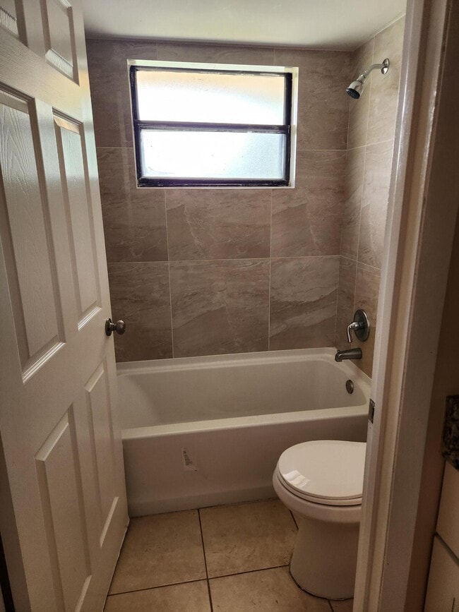 Building Photo - 4866 Pineaire Ln