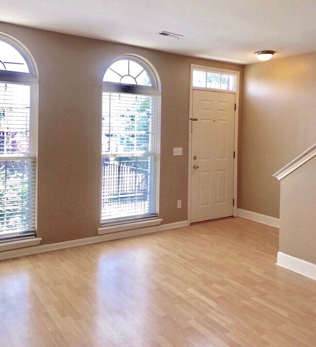 Foto del edificio - 3035 Camden Dr