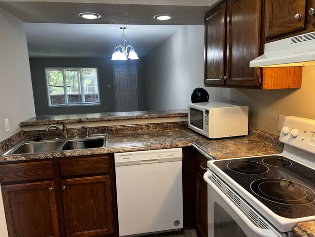 Building Photo - 2-Bedroom, 2-Bath Townhouse