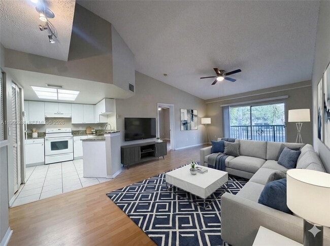 Building Photo - 1600 Crestwood Ct S