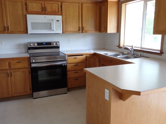 Building Photo - Beautiful 5 Bedroom House Puyallup South Hill
