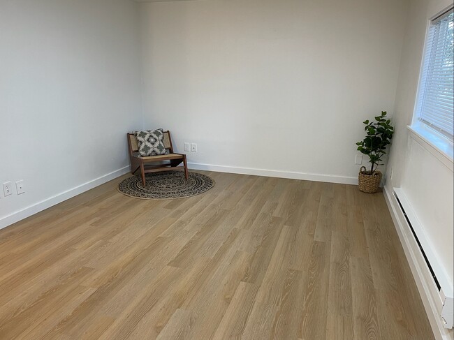 Living area - 7619 Douglas St W