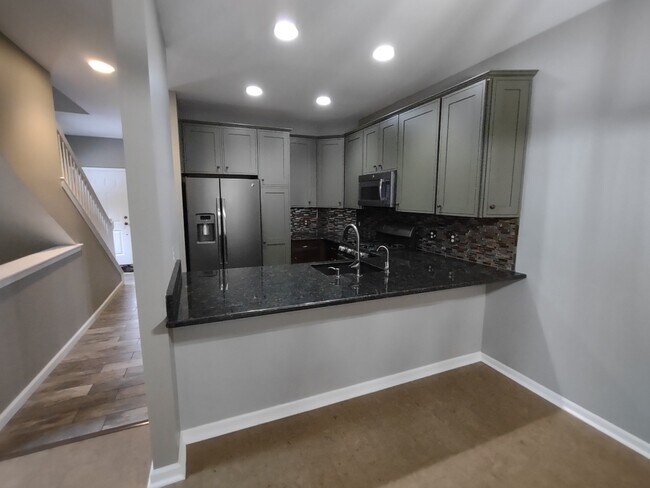 Building Photo - 5585 Woodruff Shore Dr