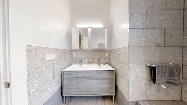 Building Photo - Luxury 4 bed + 2.5 bath apartments in East...