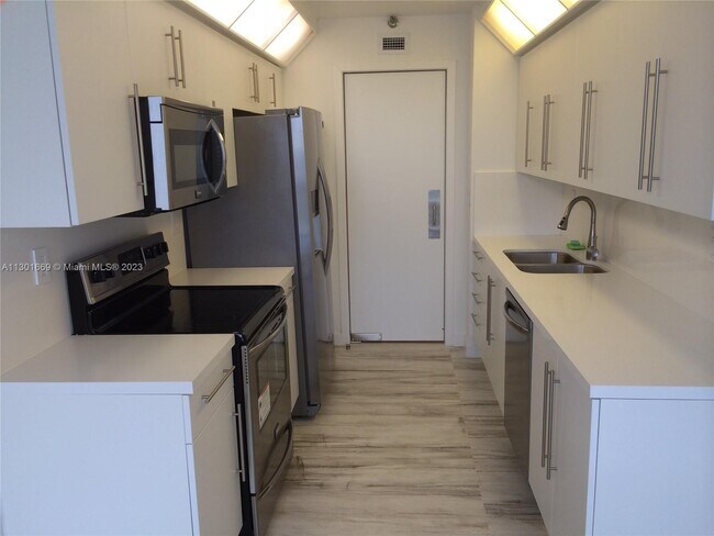 Foto del edificio - 19355 Turnberry Way