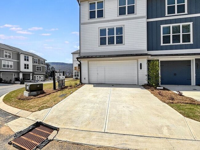Building Photo - 4-Bedroom Home with Scenic Views and Conve...