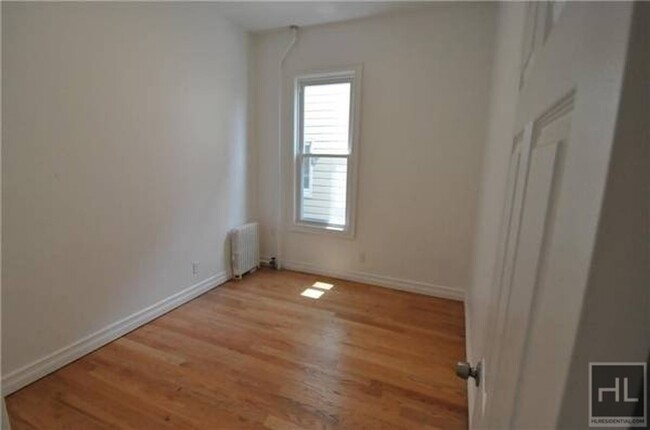 Building Photo - HENDRIX STREET 4BD/1BA HUGE SPACE