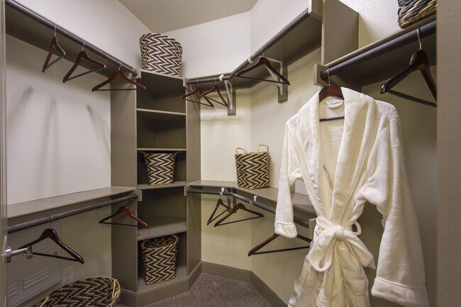 Foto del edificio - One Bedroom Charms: Where Luxury Meets Con...