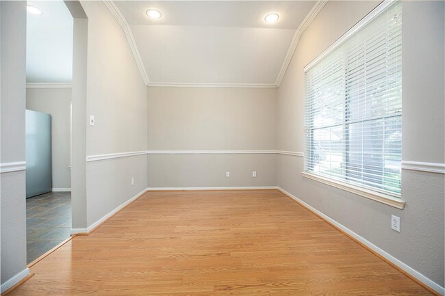 Building Photo - 10511 Saratoga Square