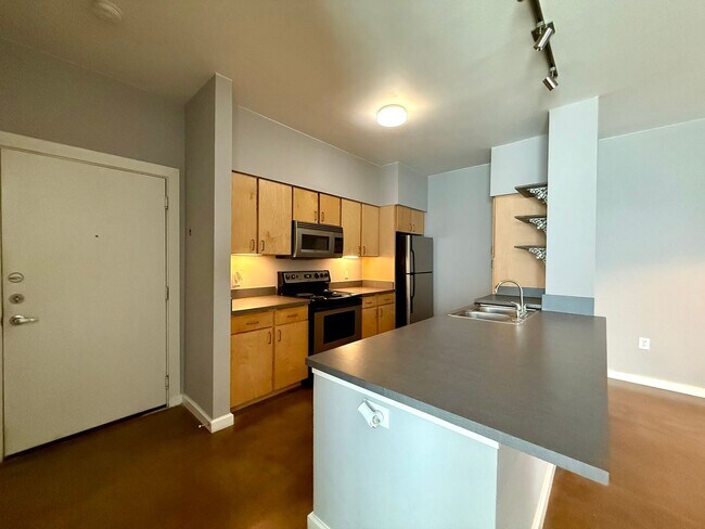 Foto del edificio - 1/1 with a garage!  Available for immediat...