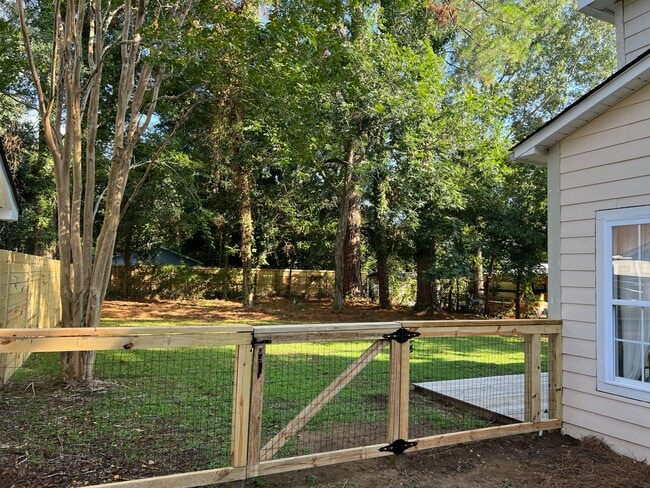 Building Photo - 459 Riverland Dr