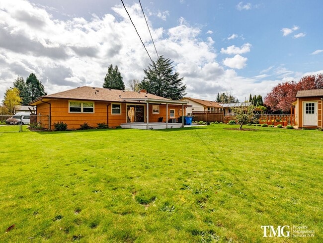 Building Photo - Beautiful 2 Bedroom 1 Bathroom Home with 2...