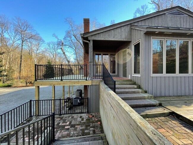 Building Photo - Glenview Hills HUGE 3 Bedroom 2.5 Bath Hom...