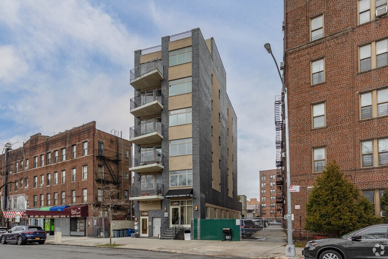 Foto principal - 1329 E 17th St