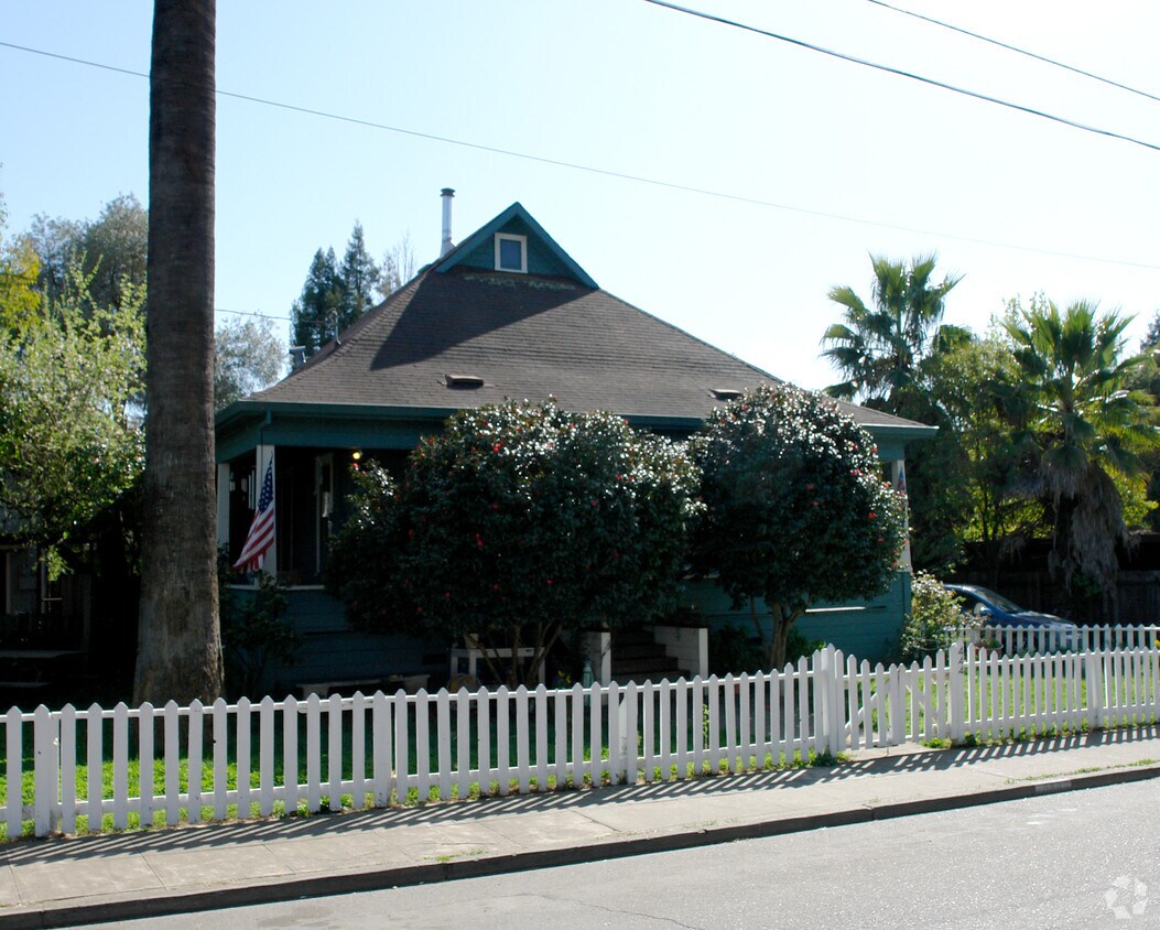 Building Photo - 444 North St