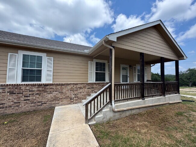 Foto del edificio - Three bed two bath in Fischer close to Can...