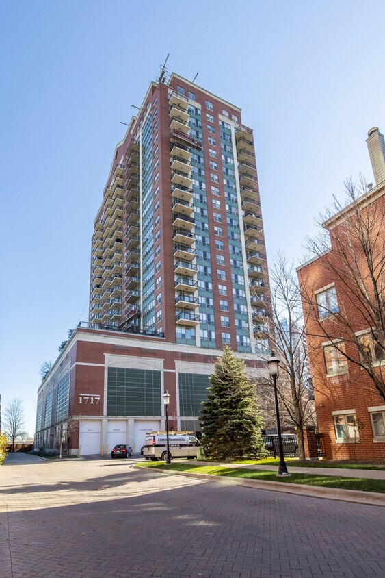 Primary Photo - 1717 S Prairie Ave