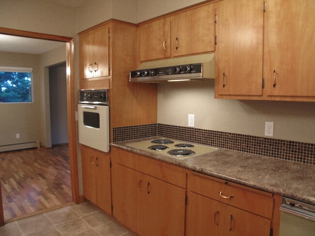 Pullouts, dishwasher and refrigerator - 9604 SW Morrison St