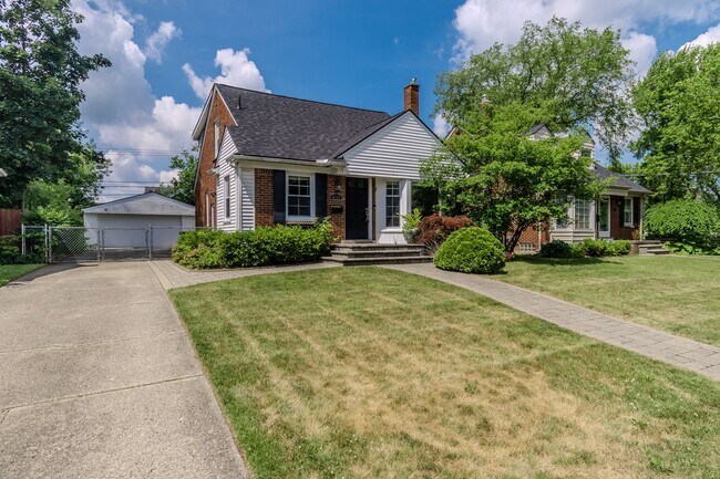 Building Photo - Stunning 4-Bedroom, 2-Bath Home with Moder...