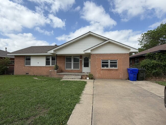 Building Photo - 740 Highland Pky