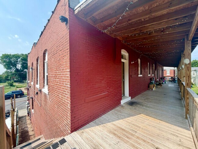 Foto del edificio - {2202 - A} Spacious Two Bedroom Condo in Historic Pendleton Heights Available Immediately