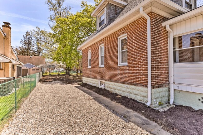Building Photo - 329 Mohican St