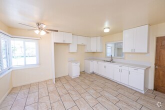 Building Photo - 1319 Peach Ave