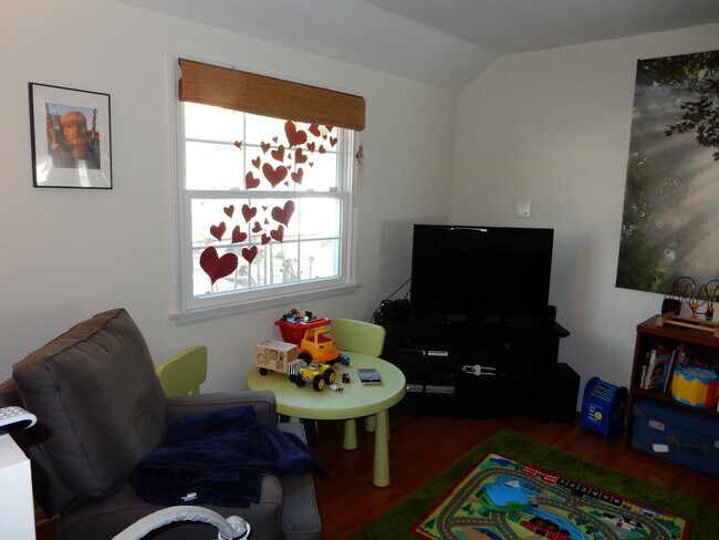 family room - 2555 Colby Ave