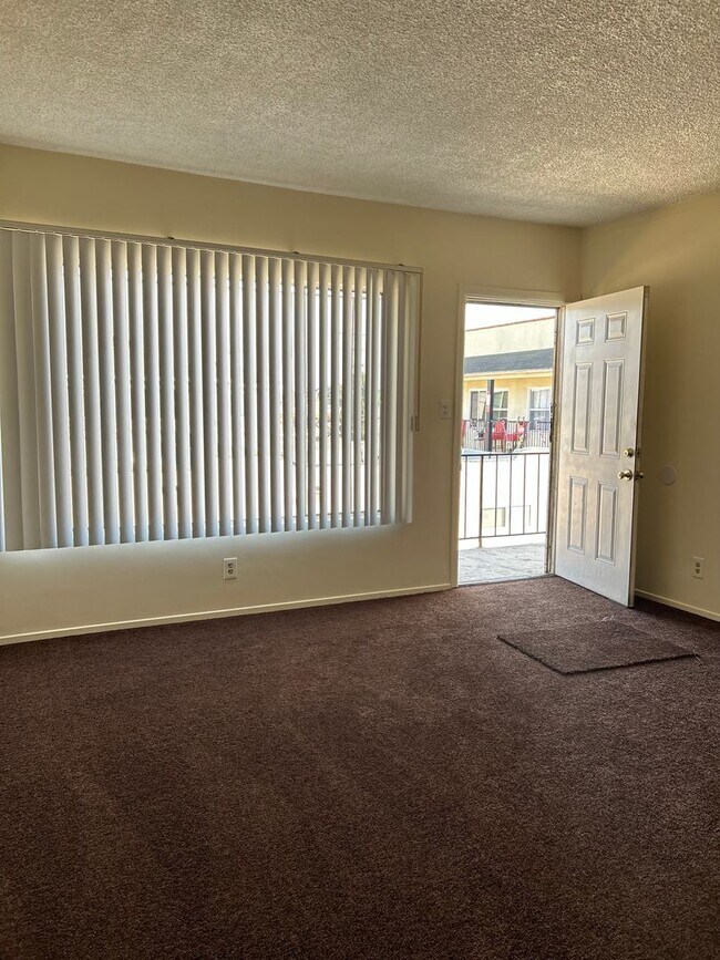 Foto del interior - 1622 W 81st St, Los Angeles, CA 90047