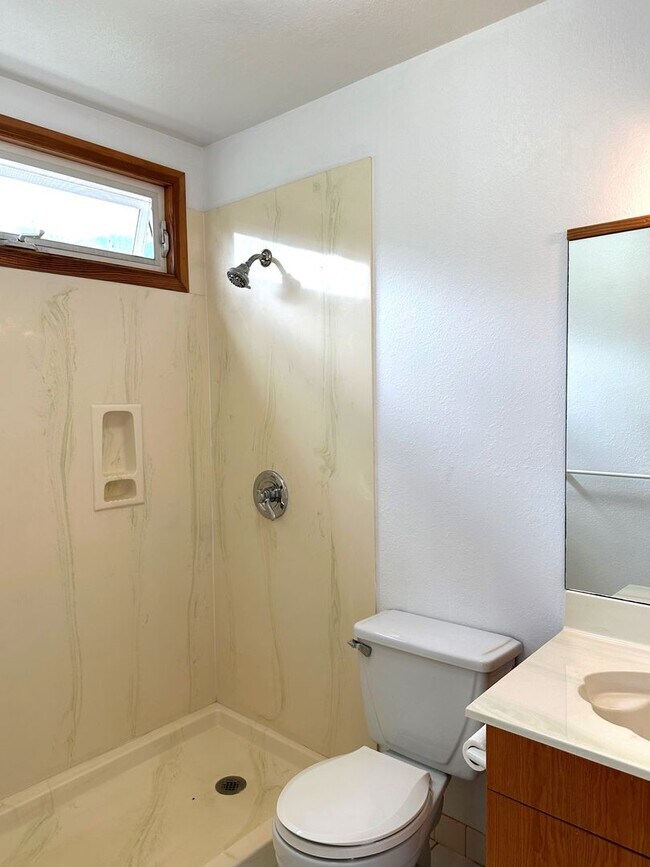 Building Photo - Kaneohe - Charming 1BR/1BA/1PK
