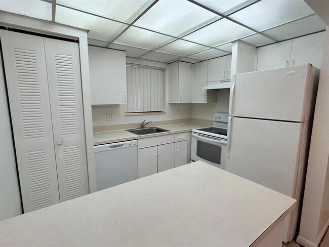 Building Photo - 6900 SW 39th St