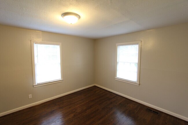 Foto del edificio - Large and Cute 4BR 2BA Eastlake Home in Mo...