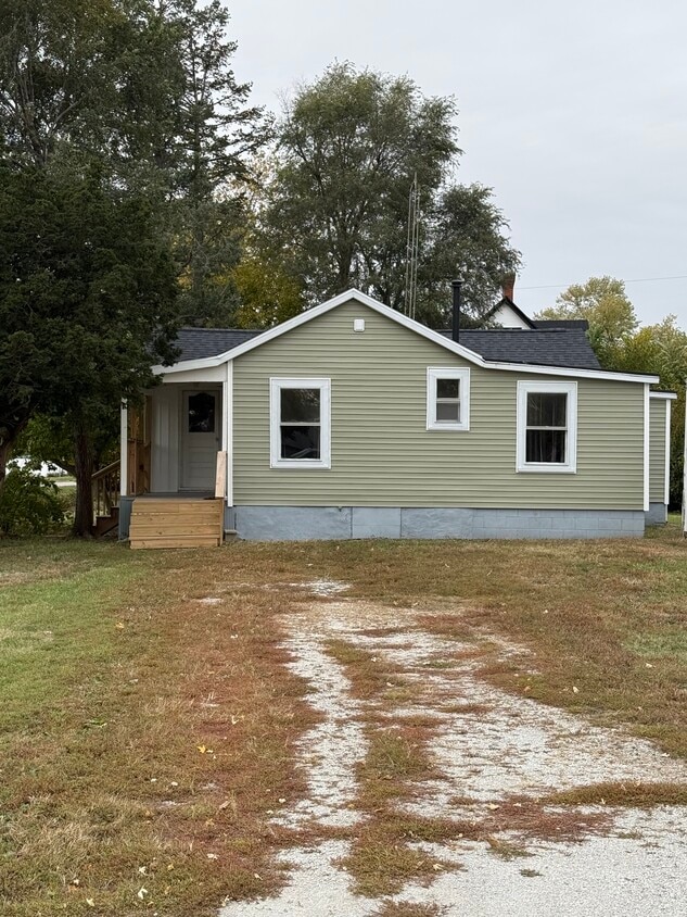 Primary Photo - 721 E Cemetery Ave