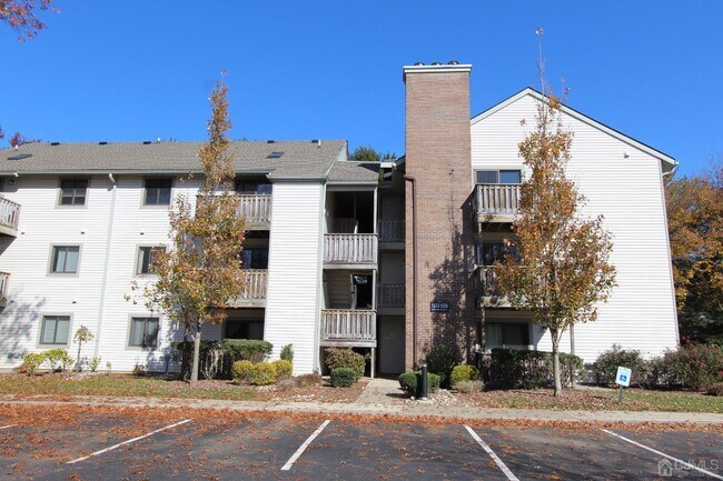 Foto del edificio - 1521 Ravens Crest Dr