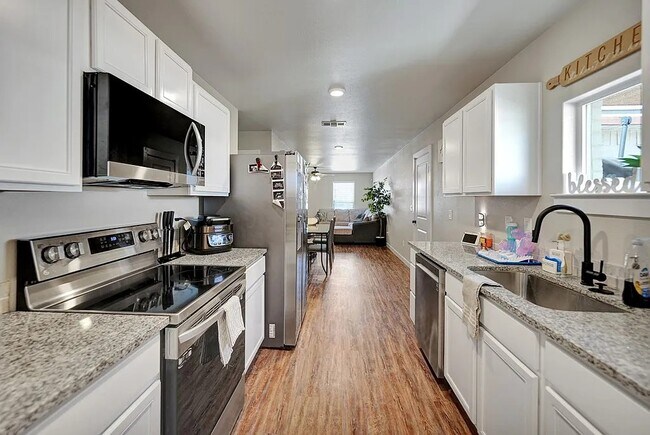 Foto del edificio - Near brand new 3 bd/2 bth home in quiet neighborhood! Turf backyard w/ pergola! All appliances! 1...