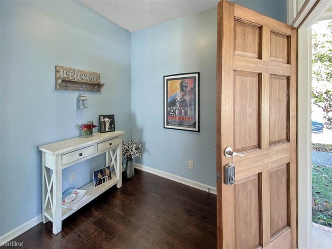Building Photo - 2 br, 1.5 bath House - 215 Looney Ave