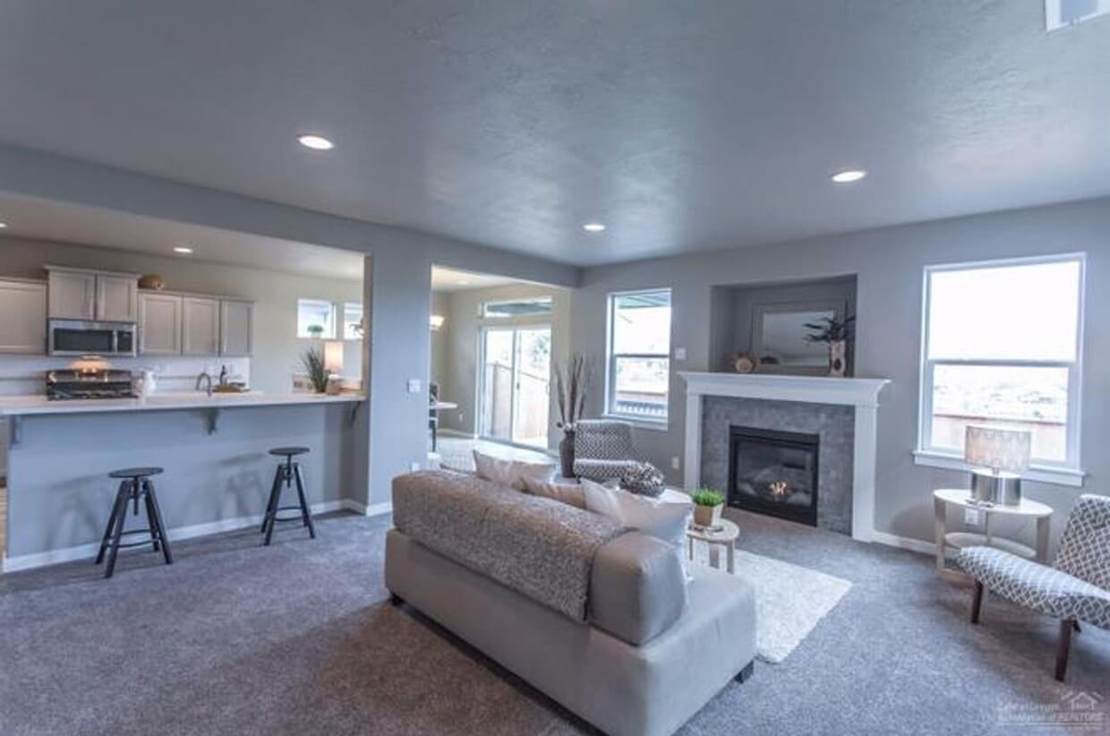 Primary Photo - Newer Redmond Home with Extended 2 Car Gar...