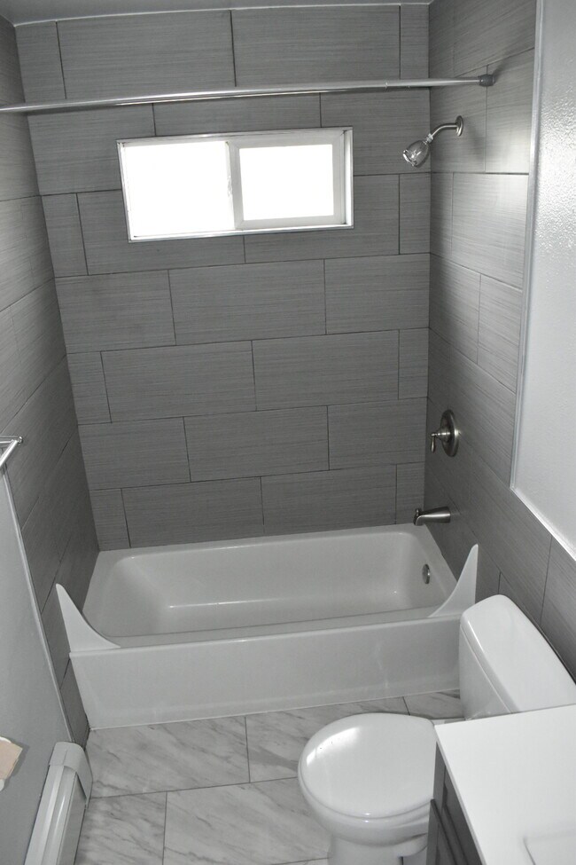 Revestimiento de azulejos para bañera - 7905 N Fessenden St